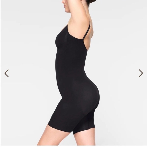 SKIMS Shapewear bodysuit seamless sculpt mid thigh bodysuit NWOT in black - Picture 3 of 4